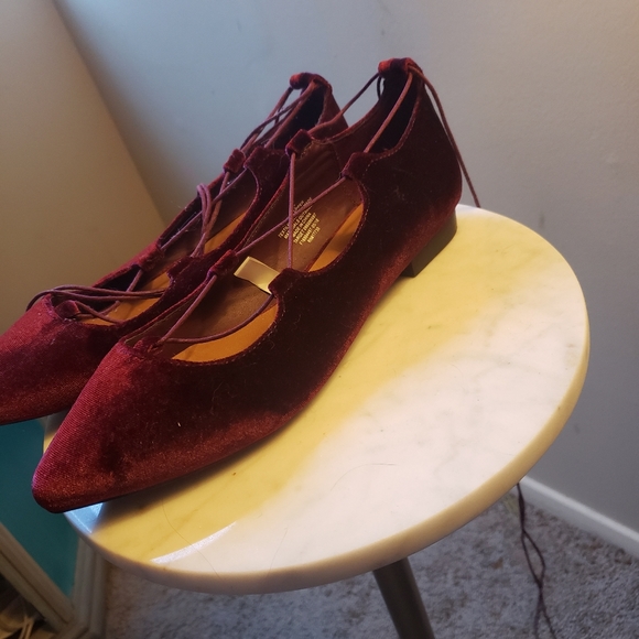 Red Flats - Picture 2 of 3